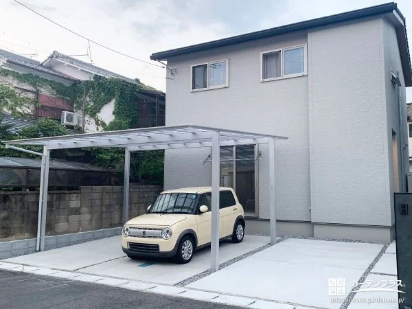 駐車スペースに設置したシンプルデザインのワイドカーポート工事