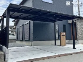 モダン住宅やモノトーン外構にぴったりのブラックポリカーボネート[施工後]