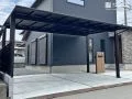 モダン住宅やモノトーン外構にぴったりのブラックポリカーボネート