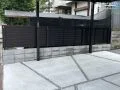 モノトーンで統一感を演出する目隠しフェンス