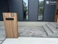 モノトーン外構のポイントになる門周り