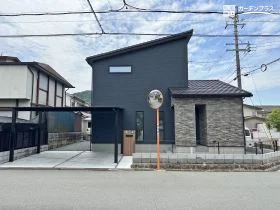 高低差も安心の黒い外壁に似合うモノトーンの新築外構