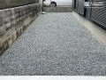 防草シートと砂利で雑草対策をした裏庭