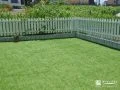 柵状のアメリカンフェンスが魅力的な庭