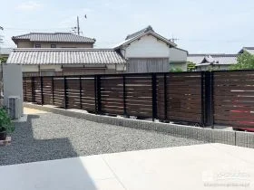 モダンな印象を演出するデザイン性の高い目隠しフェンス[施工後]