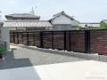 モダンな印象を演出するデザイン性の高い目隠しフェンス