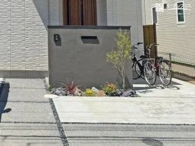 建物外壁よりもワントーン暗いグレーで落ち着いた存在感のある門柱[施工後]