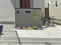 建物外壁よりもワントーン暗いグレーで落ち着いた存在感のある門柱