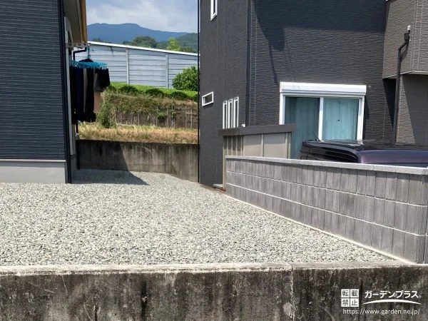 さりげない目隠しにもなるブロックを施工して空間を区切った工事