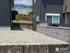 さりげない目隠しにもなるブロックを施工して空間を区切った工事