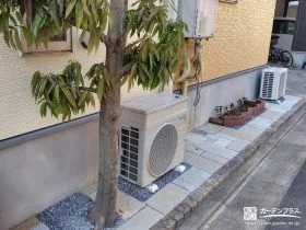 雑草の生えやすい犬走りを乱形石で華やかに仕上げた外構工事