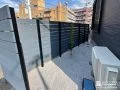 ブルーグレーのカラーがおしゃれで印象的なフェンス