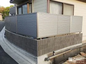 落ち着いたノーブルステンの目隠しフェンスと車止めの設置工事