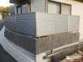 落ち着いたノーブルステンの目隠しフェンスと車止めの設置工事