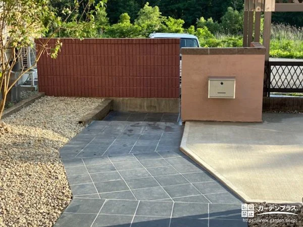 歩きやすいタイルの玄関アプローチ