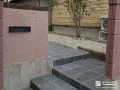 落ち着いたカラーのタイルで上品に仕上げた玄関アプローチ工事