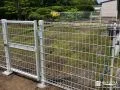 ホワイトカラーの境界フェンスと門扉でお庭を囲った外構工事