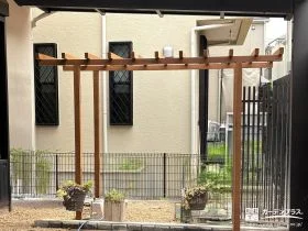 天然木で施工したナチュラルなパーゴラ[施工後]