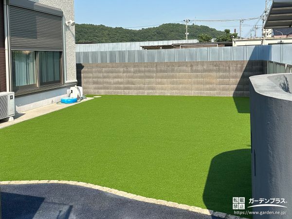 お子様が安心して遊べる青青々とした人工芝広がるお庭工事
