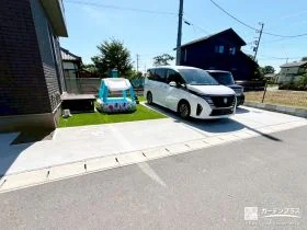 お手入れの手間がかからない駐車スペースとお庭の新築外構工事