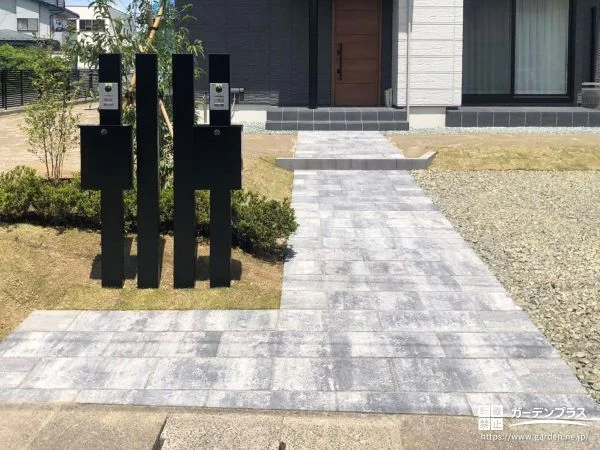 透水性の高いインターロッキングと植栽で彩る玄関周り工事