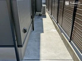 メンテナンス性に優れたコンクリート舗装した犬走り[施工後]