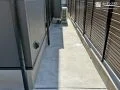 メンテナンス性に優れたコンクリート舗装した犬走り