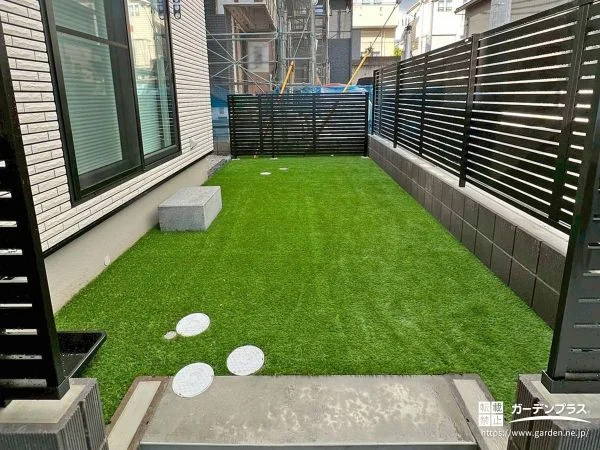 緑に囲まれてくつろげる人工芝の庭