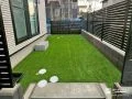 緑に囲まれてくつろげる人工芝の庭