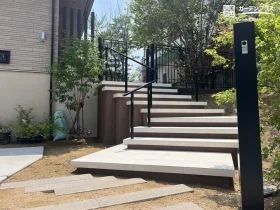 浮き階段で魅せる高低差アプローチ[施工後]