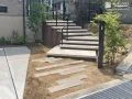 枕木風アプローチでやわらかな誘導ラインを演出