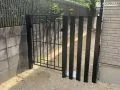 通路に門扉を設けて安心のクローズ外構に