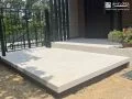 玄関前のステップにも浮き階段を採用