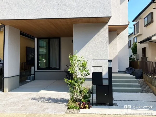 植栽と照明で美しく演出したスタイリッシュな機能門柱設置工事