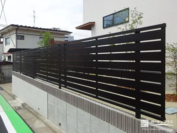 スリット入りで圧迫感を与えない目隠しフェンス