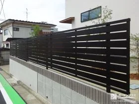 スリット入りで圧迫感を与えない目隠しフェンス[施工後]