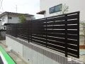 スリット入りで圧迫感を与えない目隠しフェンス