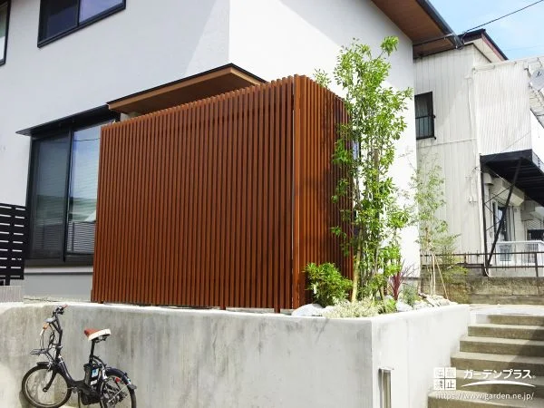 木調フェンスと四季折々の植栽が彩るナチュラルな外構工事