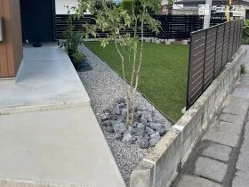 植栽でさりげない目隠しをする庭[施工後]