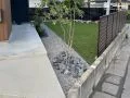 植栽でさりげない目隠しをする庭