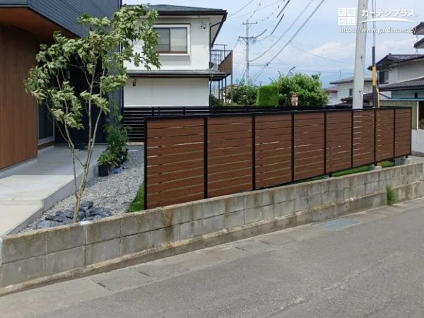 木目調が映えるコストパフォーマンスの高い目隠しフェンス