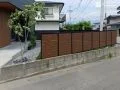 木目調が映えるコストパフォーマンスの高い目隠しフェンス