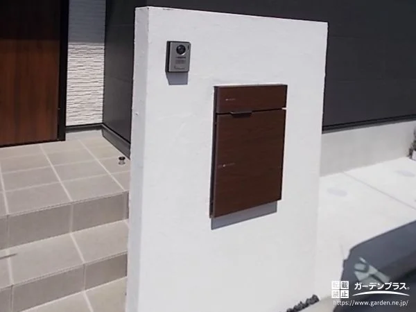 宅配ボックス付きで利便性の高い塗装仕上げの門柱
