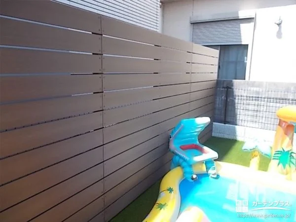 お庭遊びを快適にする目隠しフェンス