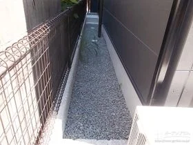 砂利ですっきりと整えた犬走り[施工後]