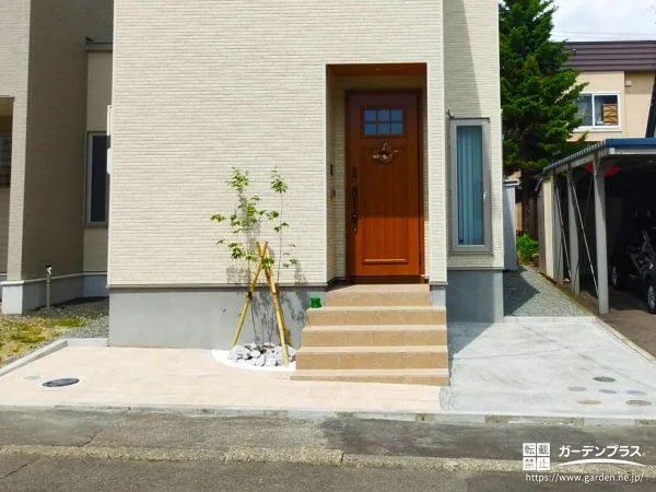 インターロッキング舗装と植栽で明るく仕上げた玄関周り工事
