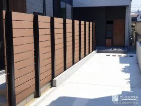優しい印象で目隠しをする木目調フェンス[施工後]