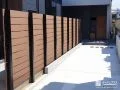 優しい印象で目隠しをする木目調フェンス