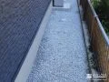 雑草の発生を抑制した犬走り