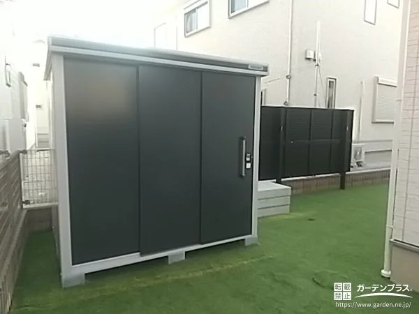 お庭に馴染むシンプルなデザインの物置